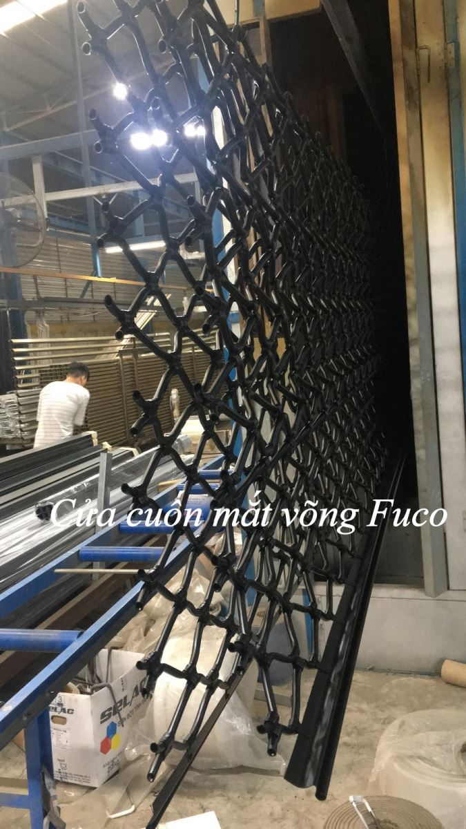 Giá cửa cuốn lưới sơn tĩnh điện, Cửa cuốn lưới mắt cáo, cua cuon luoi mat vong inox