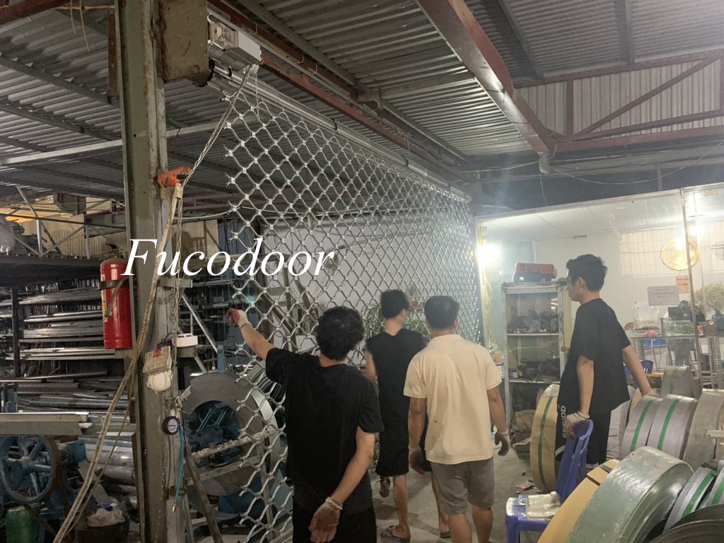 cửa cuốn mắt võng sơn tĩnh điện