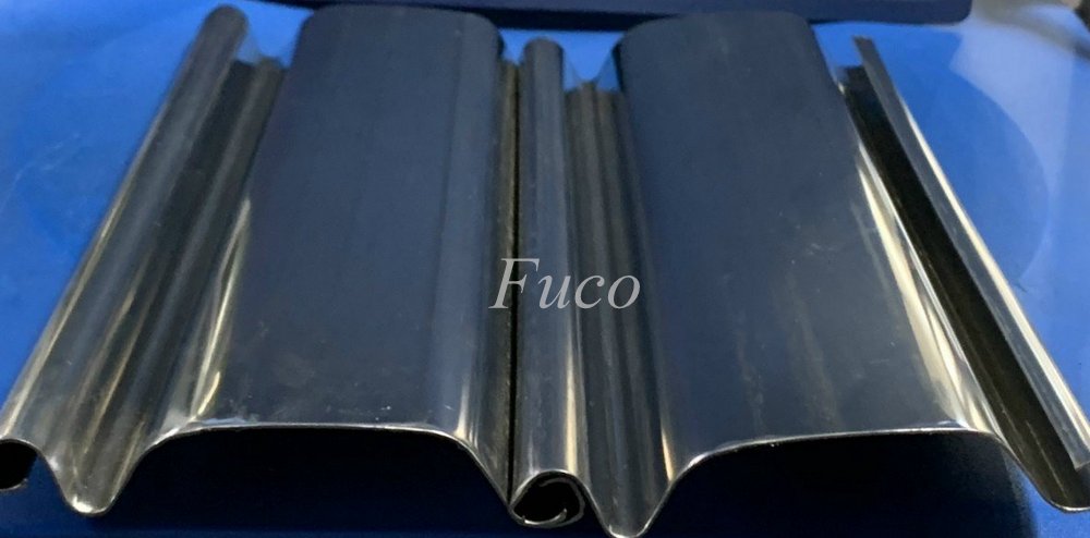 Cửa cuốn siêu trường được làm từ thép hợp kim sơn tĩnh điện cứng, được chọn là giải pháp cho những bộ cửa có kích thước lớn 