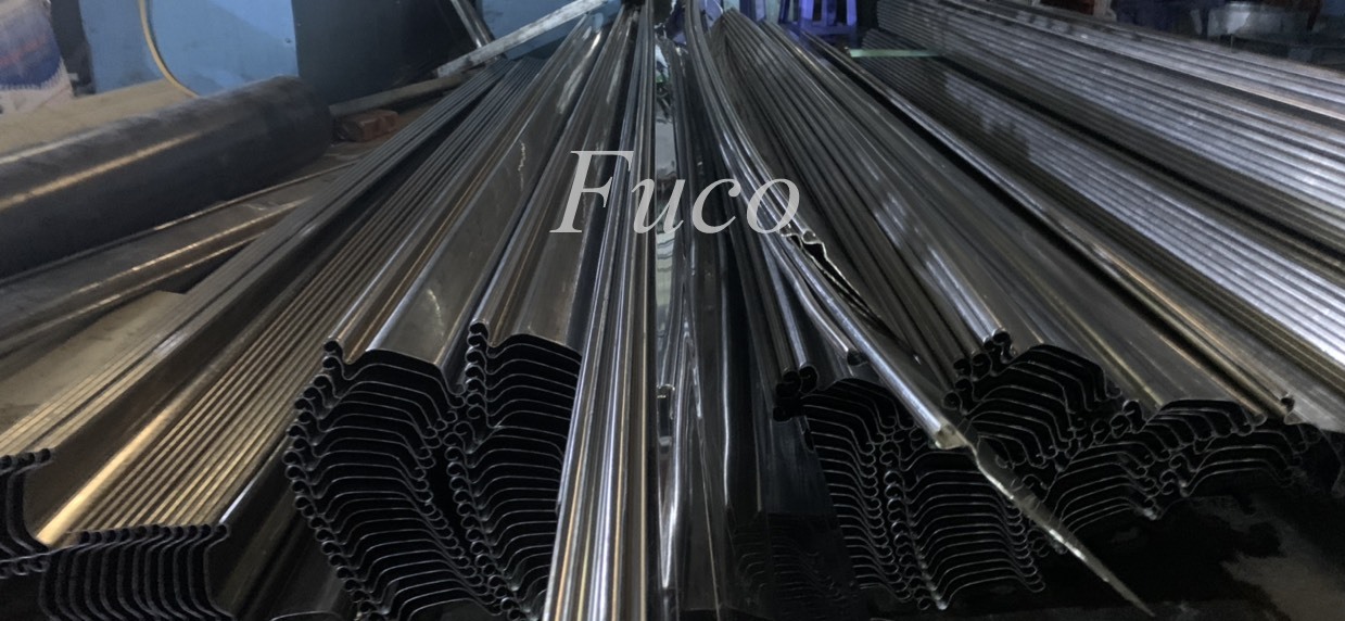 Cửa cuốn Siêu Trường ST100, Ưu điểm chạy từ bản thép 175mm, chạy ra bản 105mm, chất liệu thép kẽm mạ màu, thép kẽm sơn tĩnh điện và INOX 