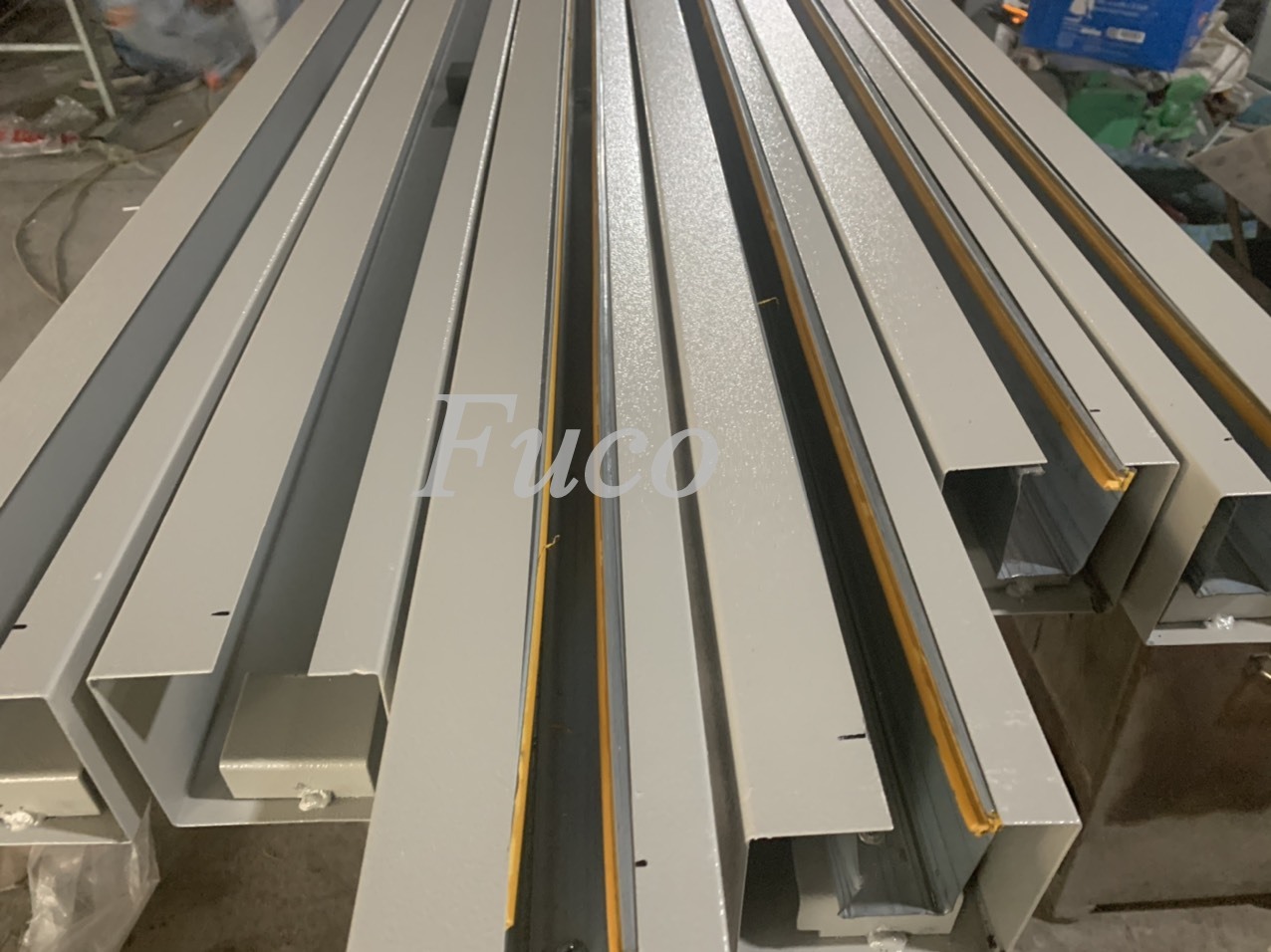 Thân cửa cuốn siêu trường ST85 được làm bằng thép mạ kẽm, khổ thép 125mm, chạy ra bản 72mm, có độ dày lên tới 1.2mm đến 1.6mm, đến 2mm, sơn tĩnh điện.