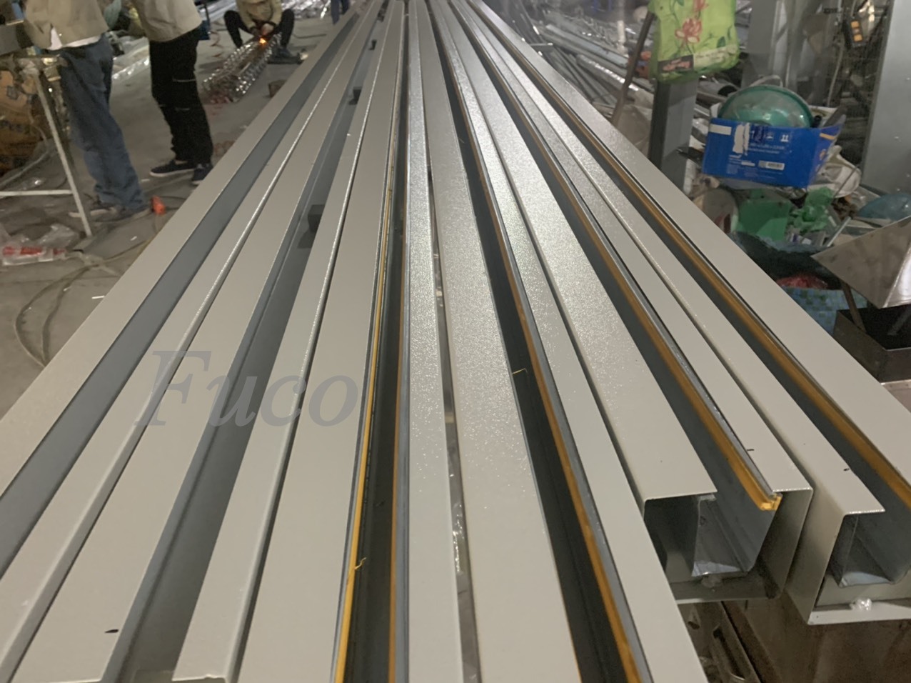 Thân cửa cuốn siêu trường ST85 được làm bằng thép mạ kẽm, khổ thép 125mm, chạy ra bản 72mm, có độ dày lên tới 1.2mm đến 1.6mm, đến 2mm, sơn tĩnh điện.