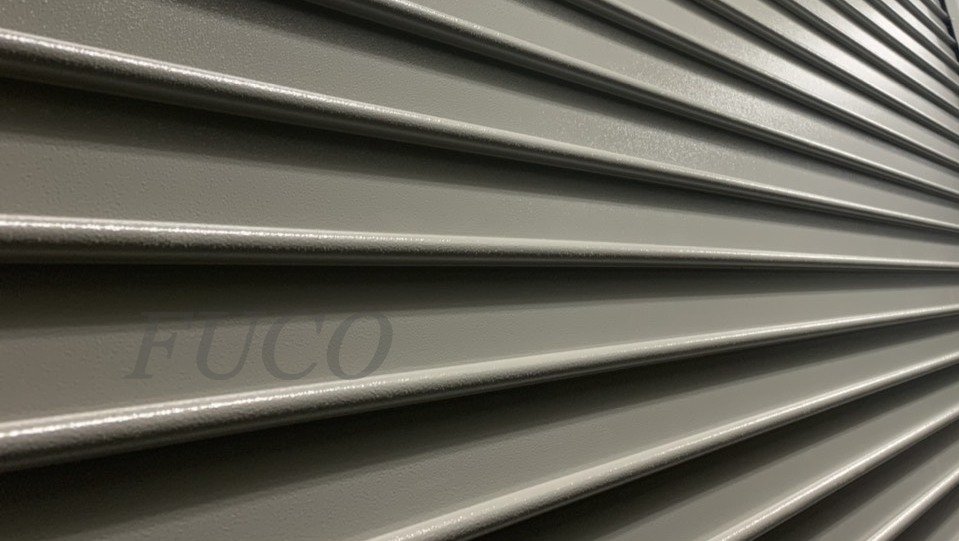 Thân cửa cuốn siêu trường ST85 được làm bằng thép mạ kẽm, khổ thép 125mm, chạy ra bản 72mm, có độ dày lên tới 1.2mm đến 1.6mm, đến 2mm, sơn tĩnh điện.