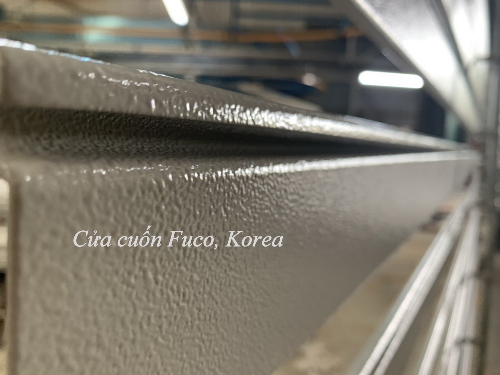 Thân cửa cuốn siêu trường ST85 được làm bằng thép mạ kẽm, khổ thép 125mm, chạy ra bản 72mm
