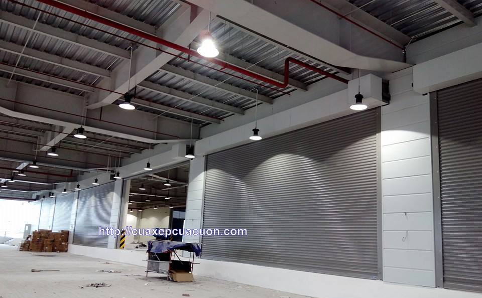 Cửa cuốn nhà công nghiệp, Cửa cuốn siêu trường, nhà xưởng Fuco có loại cửa cuốn thép và loại cửa cuốn inox