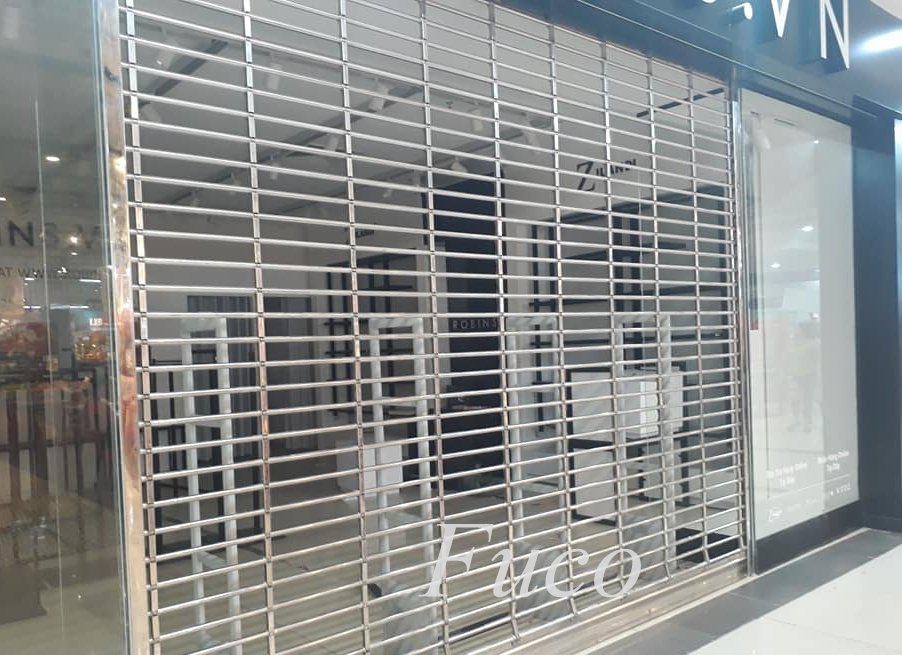 Cửa cuốn lưới song ngang Inox được sử dụng nhiều cho các showroom, siêu thị, trung tâm
