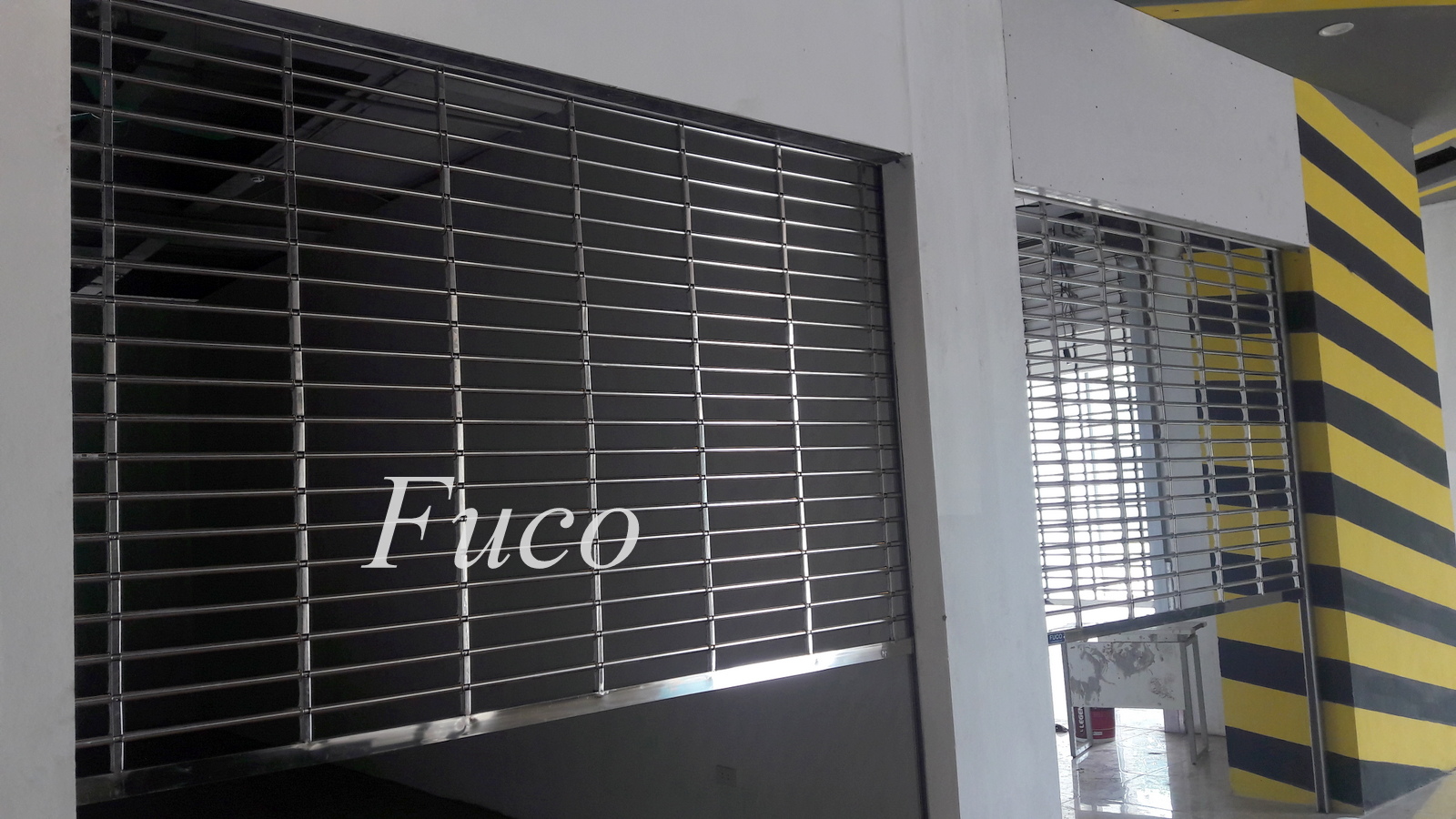 Cửa cuốn lưới song ngang Inox được sử dụng nhiều cho các showroom, siêu thị, trung tâm