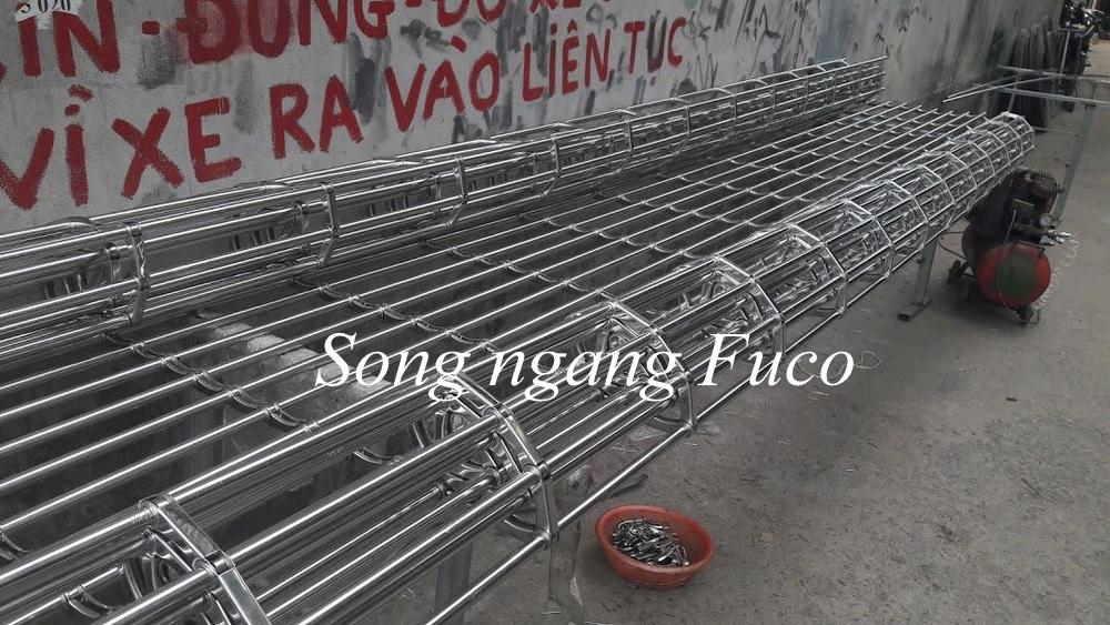 Song ngang ống lồng. Thân cửa bằng inox 304 có độ cứng cao, tăng khả năng bảo vệ công trình.