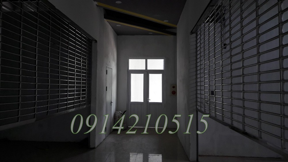 Song ngang ống lồng. Thân cửa bằng inox 304 có độ cứng cao, tăng khả năng bảo vệ công trình.