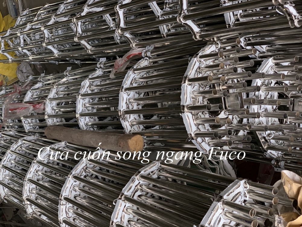 Song ngang ống lồng. Thân cửa bằng inox 304 có độ cứng cao, tăng khả năng bảo vệ công trình.