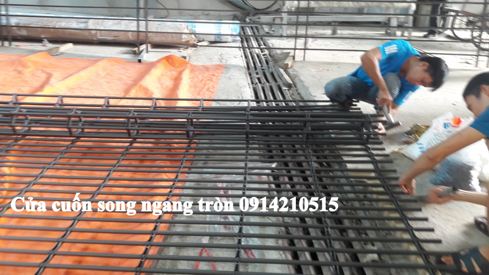 Cửa cuốn song ngang sơn tĩnh điện, cửa cuốn song ngang ống tròn phì 19. Cửa cuốn song ngang sắt được sơn tĩnh điện một lớp bên ngoài chống ghỉ sét