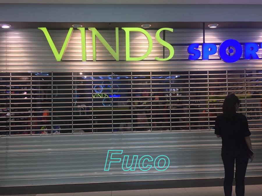 Cửa cuốn lưới song ngang Inox được sử dụng nhiều cho các showroom, siêu thị, trung tâm