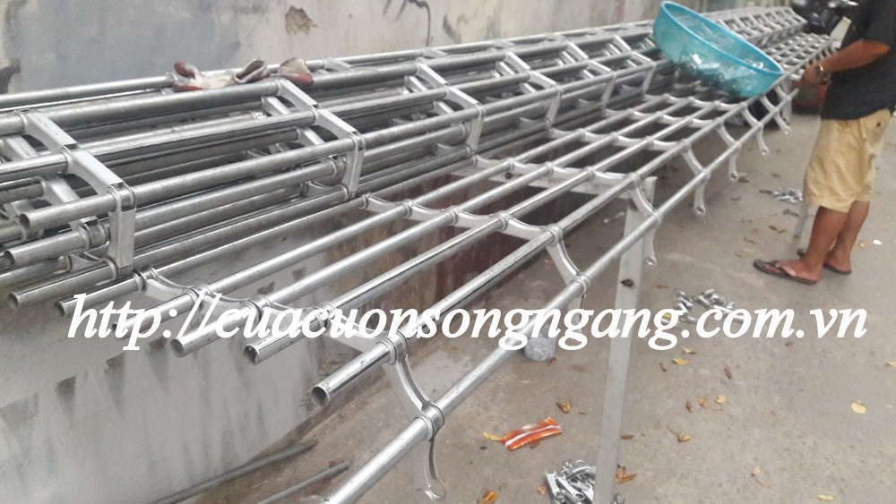 Cửa cuốn song ngang sơn tĩnh điện, cửa cuốn song ngang ống tròn phì 19, cửa cuốn song ngang hộp vuông 20x20, các loại cửa cuốn song ngang có báo giá