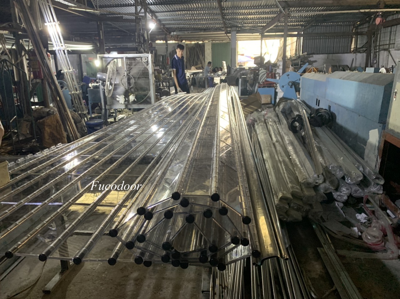 cửa cuốn trong suốt ống inox