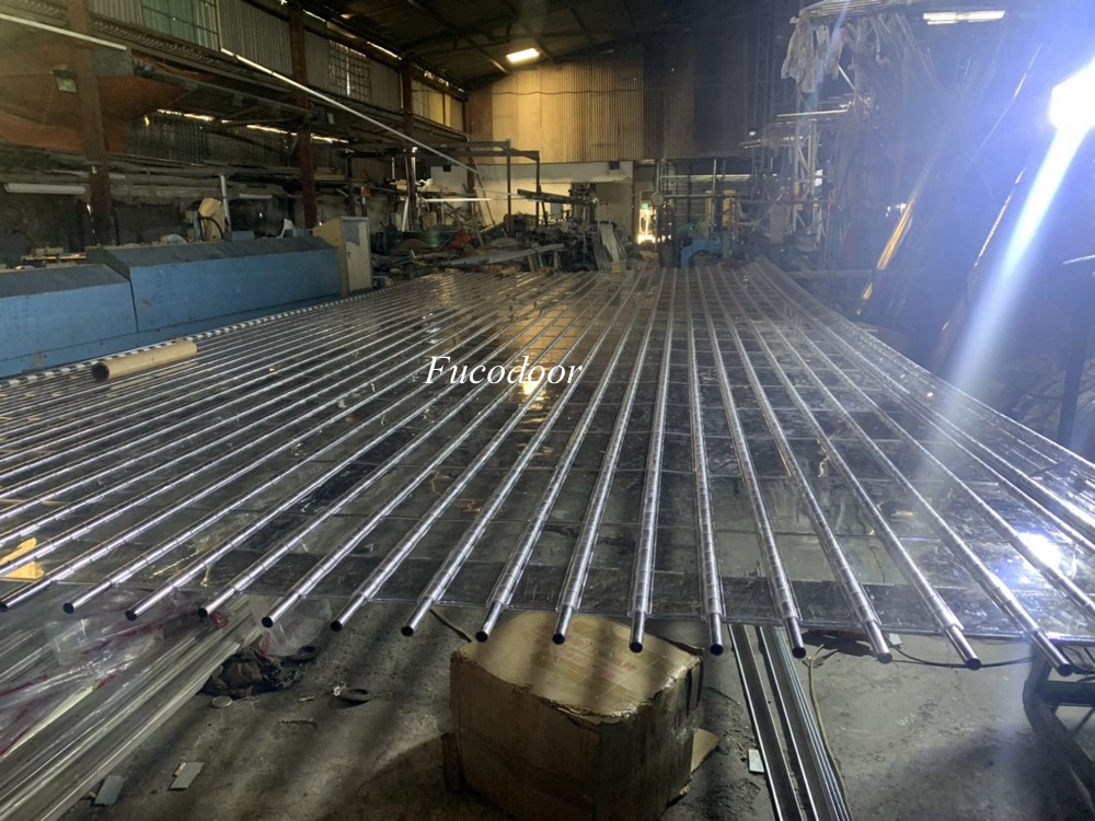 cửa cuốn trong suốt ống inox