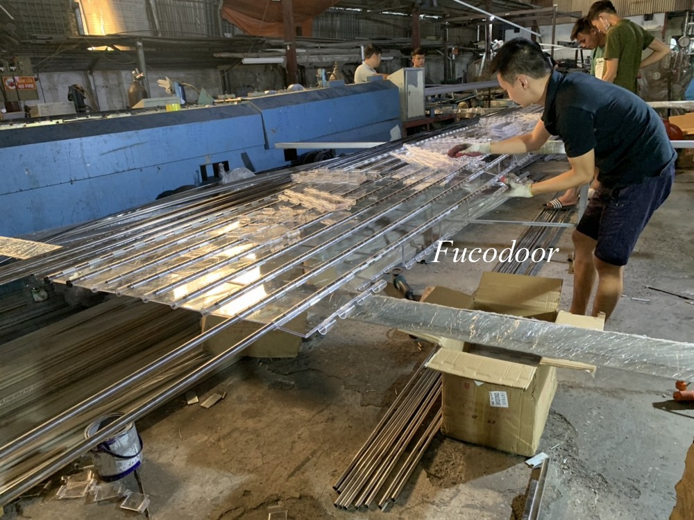 cửa cuốn trong suốt ống inox