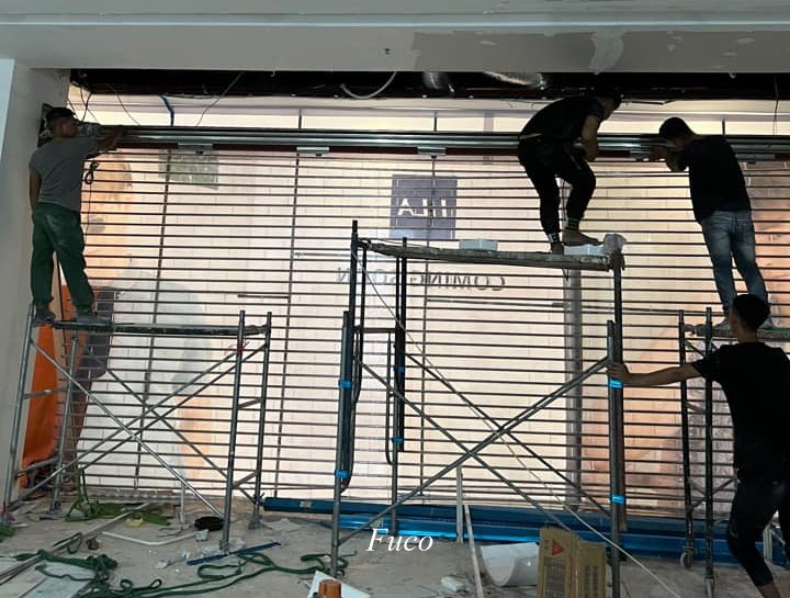 cửa cuốn trong suốt ống inox