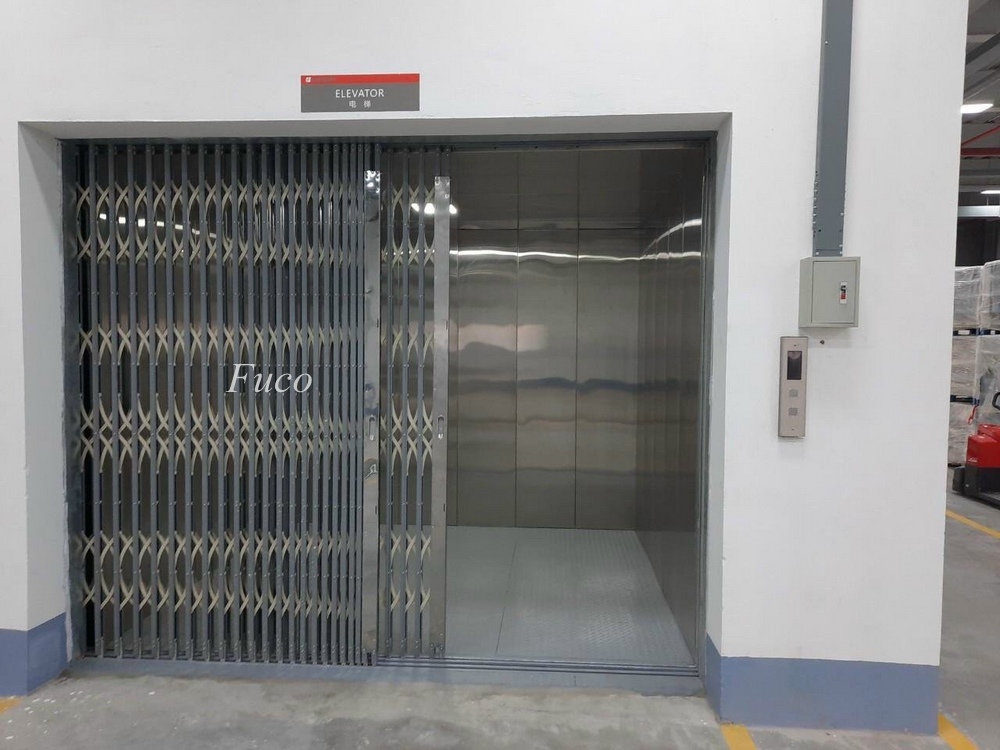 cửa xếp thang máy