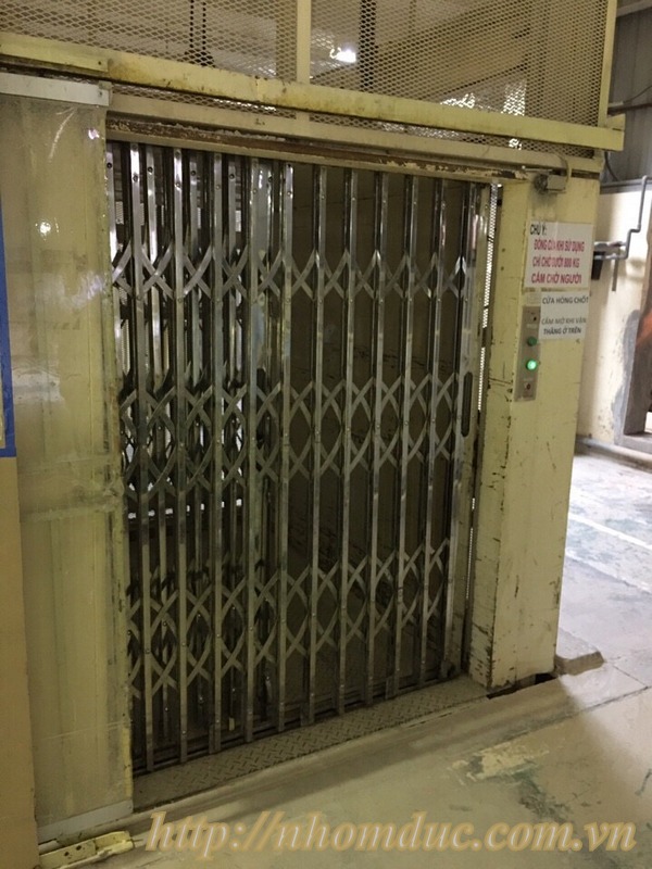 Cửa xếp INOX hộp 20x20 INOX 201 có lá