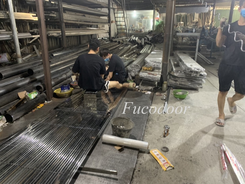 làm cửa xếp inox