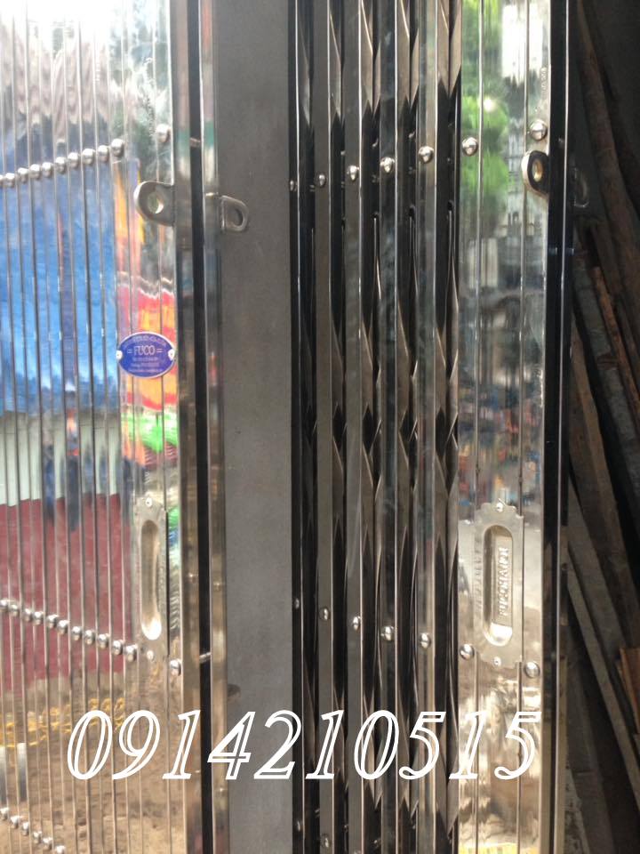 Thân cửa làm bằng INOX hộp 304, độ dầy 0,7dem đến 0.8mm