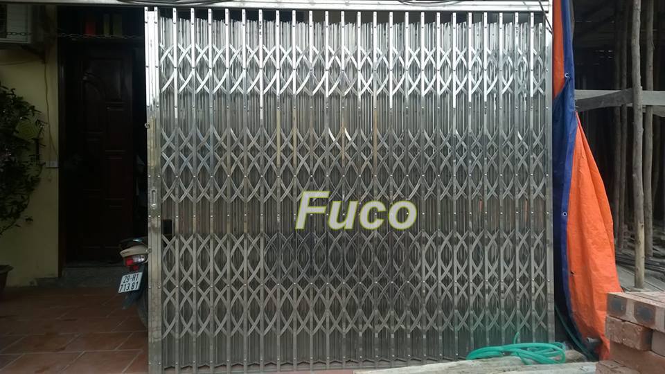 Thân cửa làm bằng INOX hộp 304, độ dầy 0,7dem đến 0.8mm