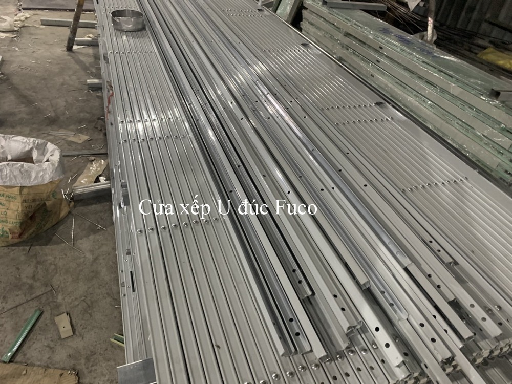 cửa xếp u đúc có lá