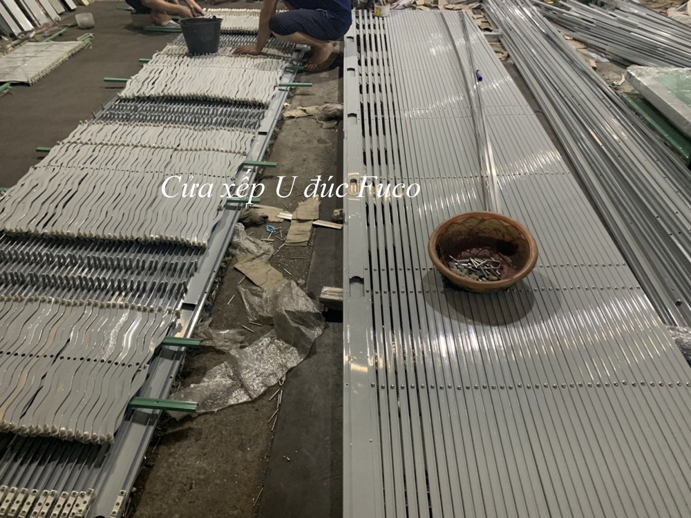cửa xếp u đúc có lá