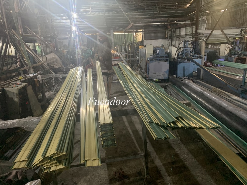 Cửa xếp U đúc sơn tĩnh điện có lá