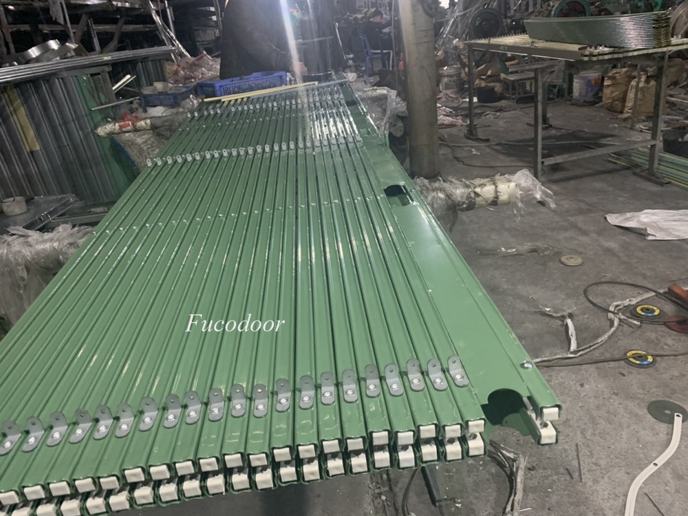 Cửa xếp U đúc sơn tĩnh điện có lá