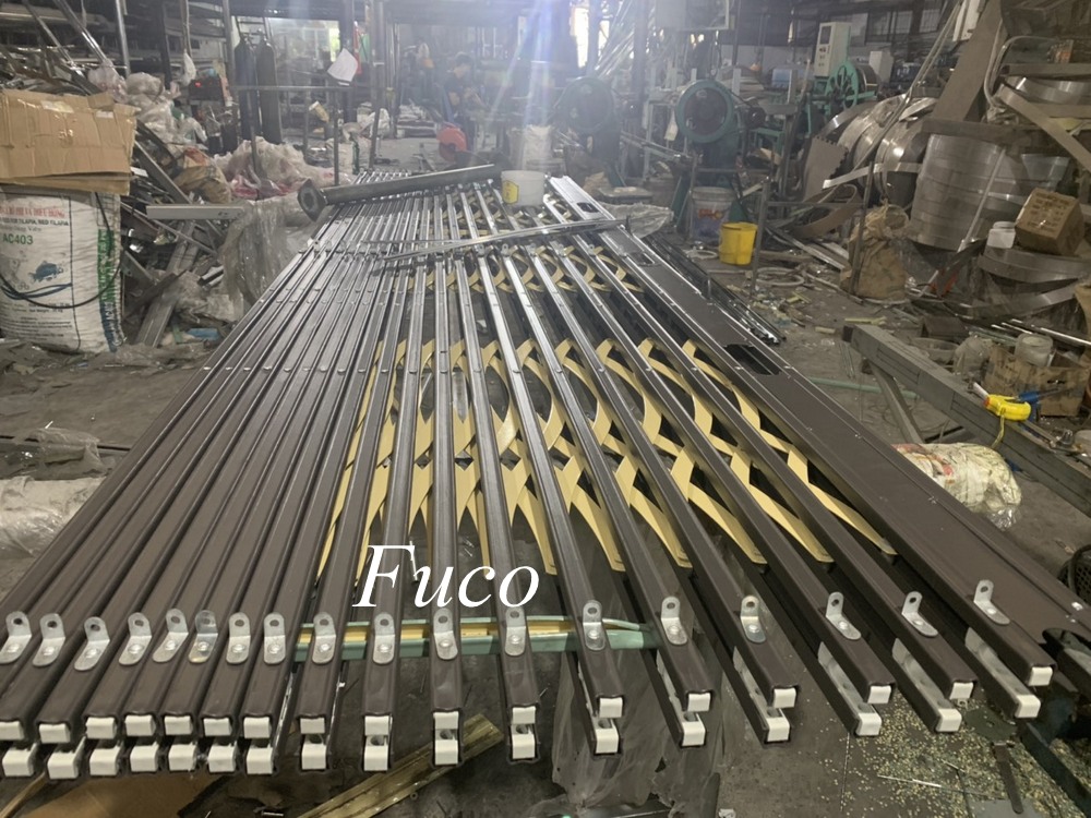 Cửa xếp U đúc sơn tĩnh điện có lá