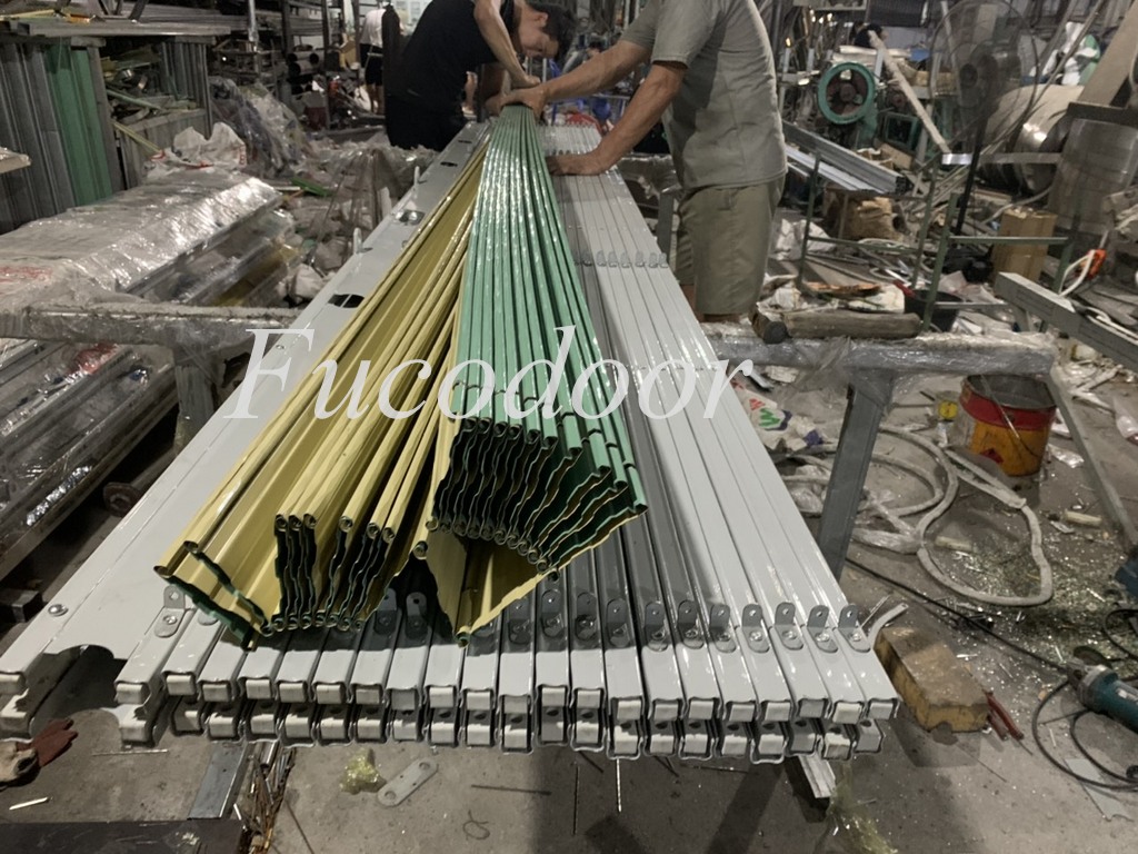 Cửa xếp U đúc sơn tĩnh điện có lá