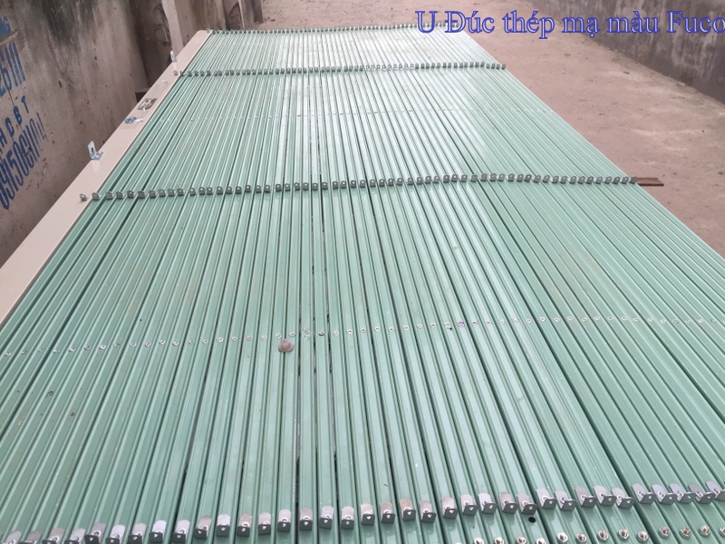 Cửa xếp U Đúc thép mạ màu, Cửa xếp U đúc thép mạ màu có lá