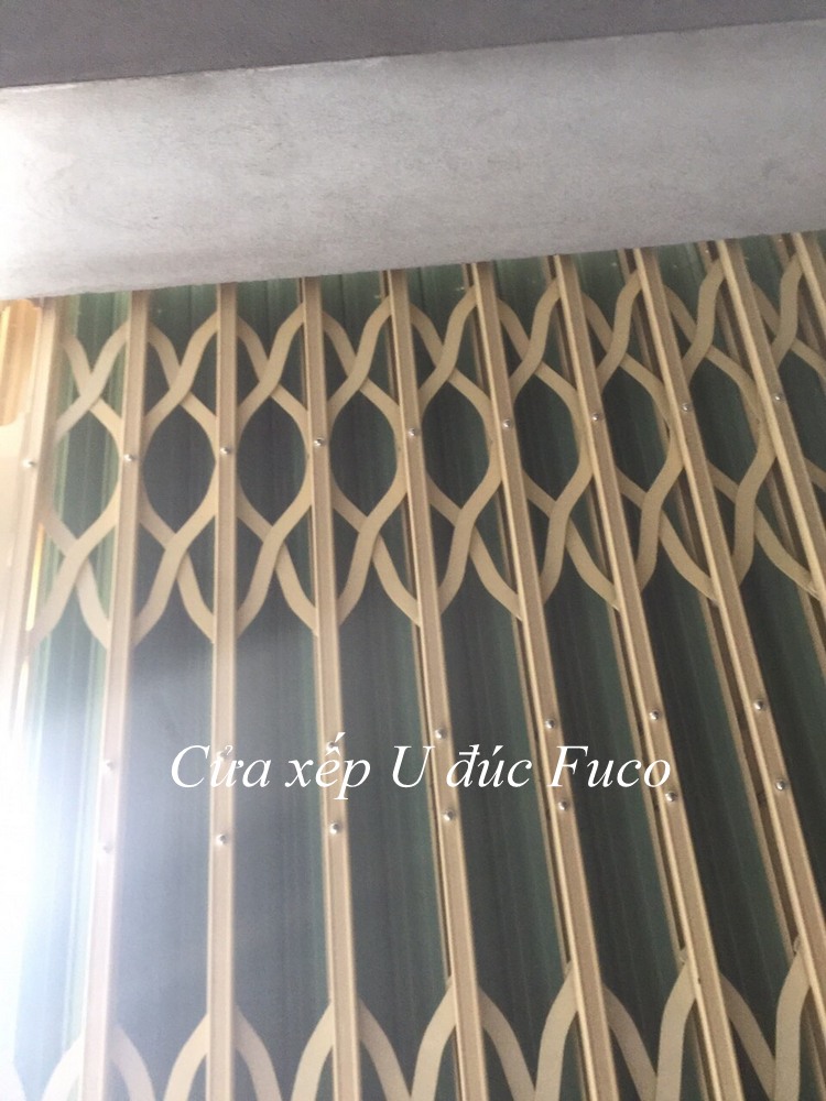 Cửa xếp U Đúc có lá Fuco, cua xep biet thu