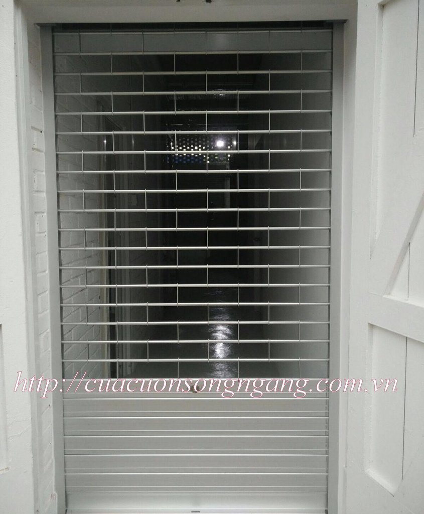 Thân cửa bằng inox 304 có độ cứng cao, tăng khả năng bảo vệ công trình. Ống lồng ống phi 19 + phi 22.