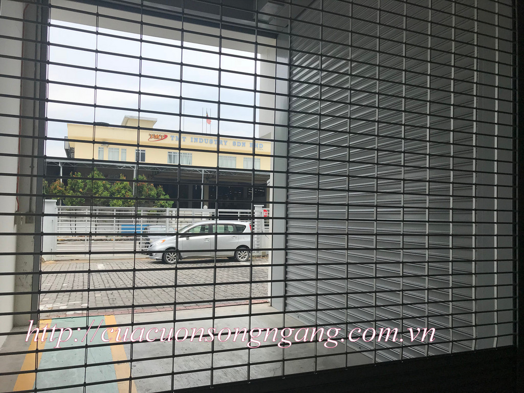 Cửa cuốn lưới song ngang inox là dòng sản phẩm cửa cuốn lưới đài loan