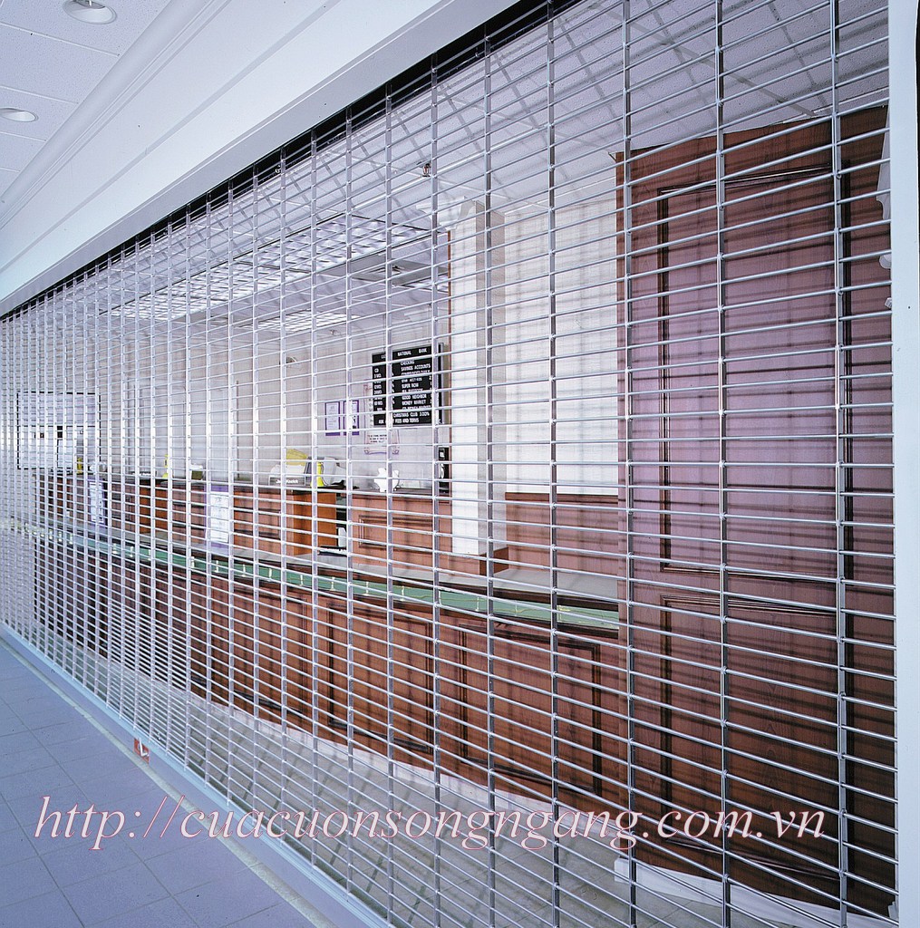 Thân cửa bằng inox 304 có độ cứng cao, tăng khả năng bảo vệ công trình