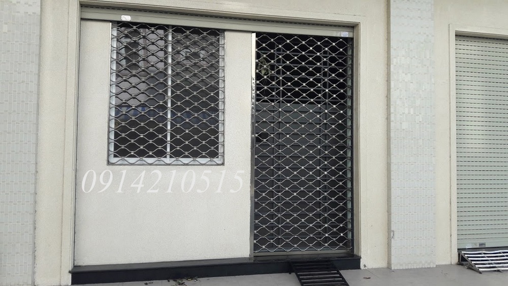 Cửa cuốn mắt võng là loại cửa cuốn siêu thoáng có loại mắt võng sơn tĩnh điện, mắt võng inox 304. Cửa cuốn mắt võng này có loại duy nhất là ống 12.7