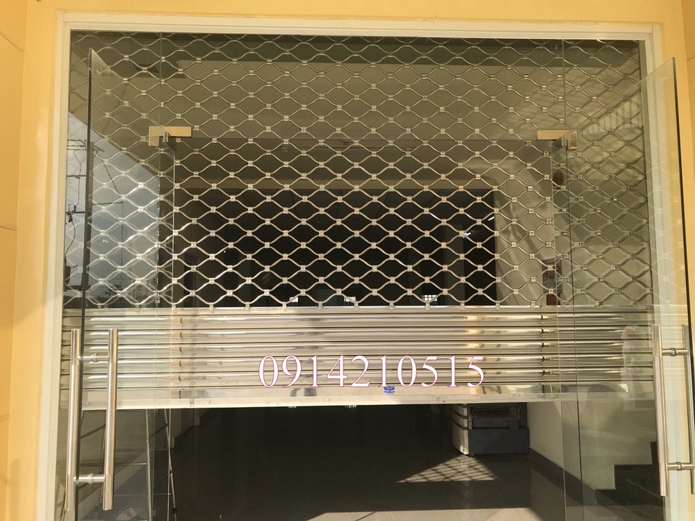  Cửa cuốn lưới mắt cáo (cua cuon luoi mac vong) làm bằng INOX 304. Sản xuất trên dây chuyền hiện đại