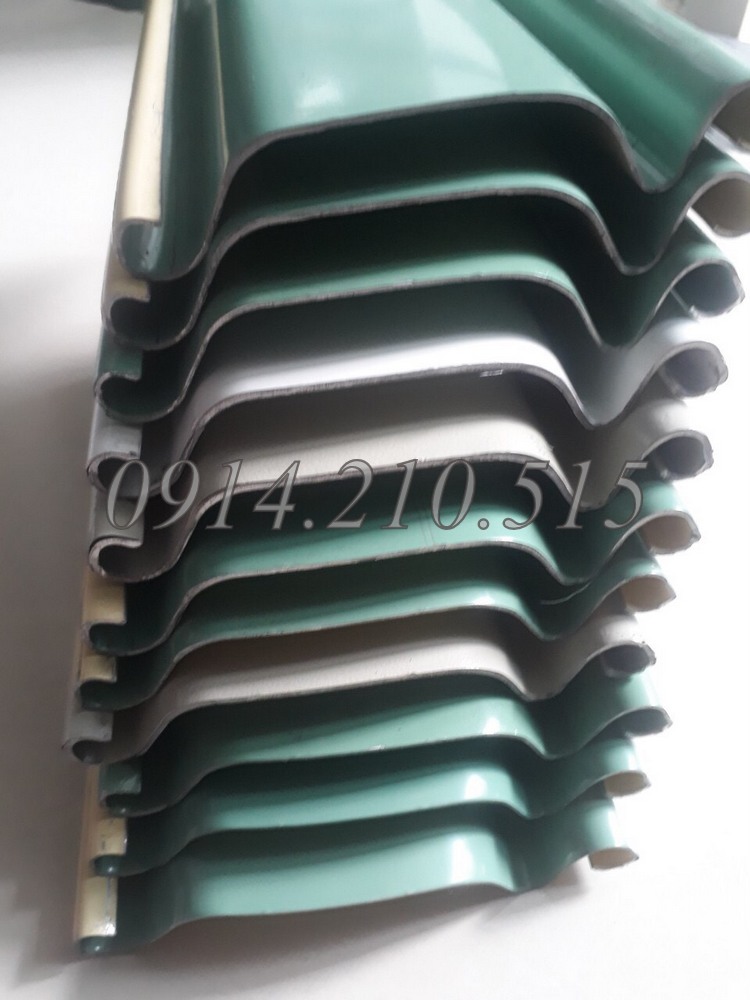 có độ dầy trên 1ly và có loại dầy đến 1,2ly và 1.4ly ửa cuốn siêu trường Fuco có loại cửa cuốn siêu trường thép mạ màu. Cửa cuốn khe thoáng siêu trường 