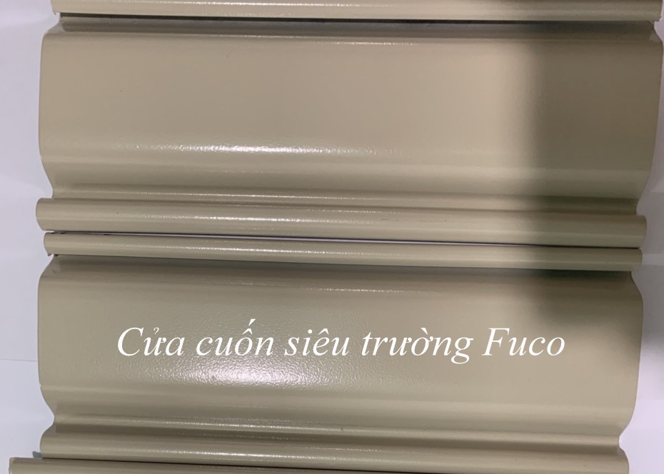có độ dầy trên 1ly và có loại dầy đến 1,2ly và 1.4ly ửa cuốn siêu trường Fuco có loại cửa cuốn siêu trường thép mạ màu. Cửa cuốn khe thoáng siêu trường 