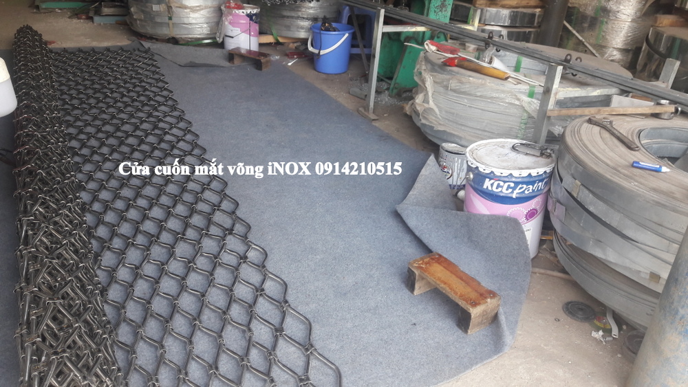 Báo giá cửa cuốn mắt lưới, cửa cuốn mắt võng. Nguyên liệu làm từ INOX 304 và INOX 201 và cửa cuốn mắt võng, mắt lưới sơn tĩnh điện, cửa cuốn mắt võng 