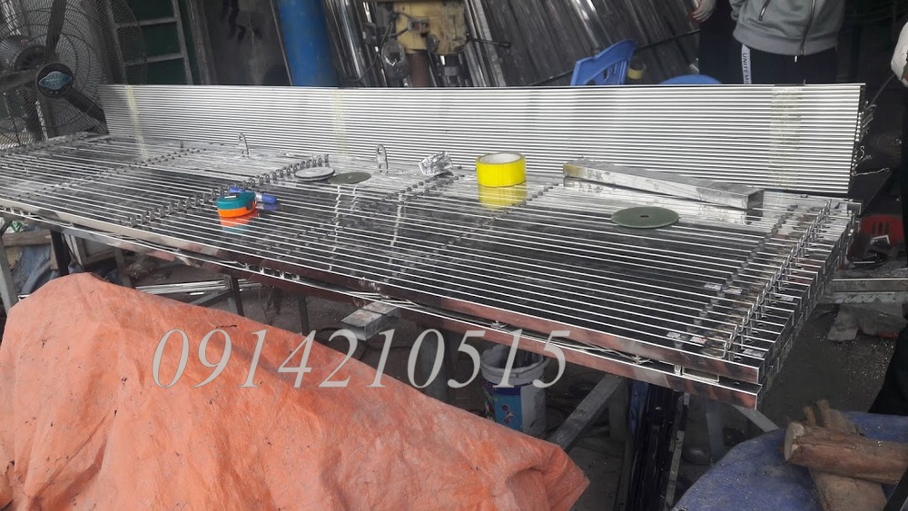 Đinh tán, bát khoá, hộp Inox, ray, máng mạ kẽm hoặc INOX. cửa xếp inox kiểu đài loan. cua xep inox dai loan.