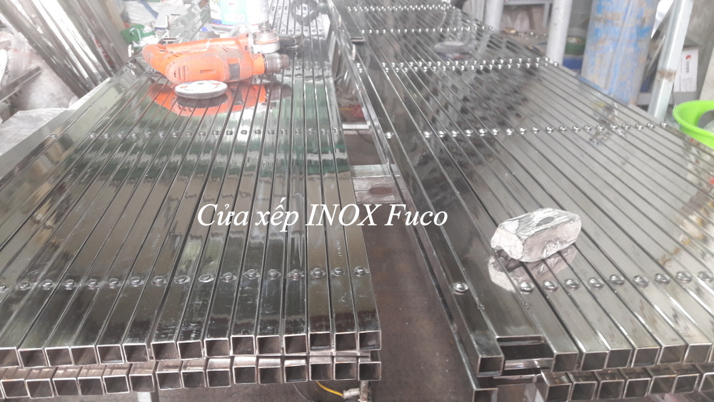 Đinh tán, bát khoá, hộp Inox, ray, máng mạ kẽm hoặc INOX. cửa xếp inox kiểu đài loan. cua xep inox dai loan.