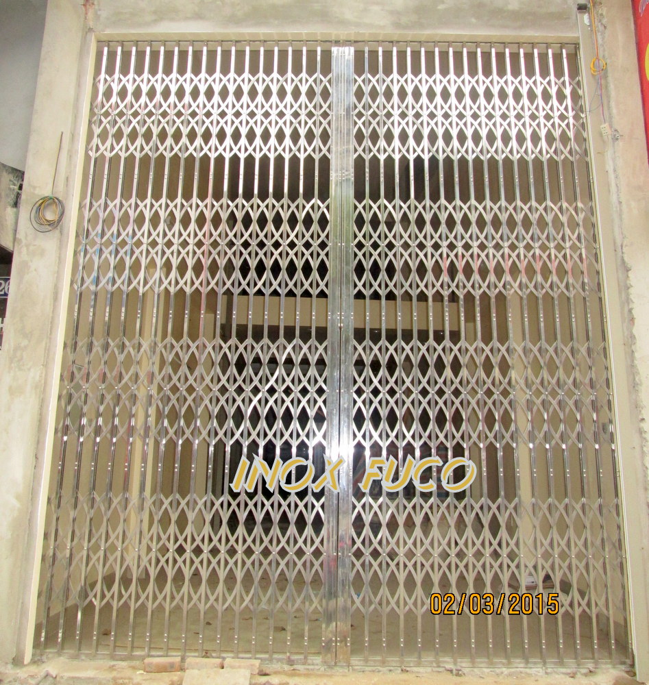 Đặc biệt tay nắm, hộp, ray, máng và nẹp được làm bằng inox làm tăng thêm vẻ đẹp và sang trọng cho cửa. cua xep inox tai ha noi. Cửa xếp INOX 304 và 201