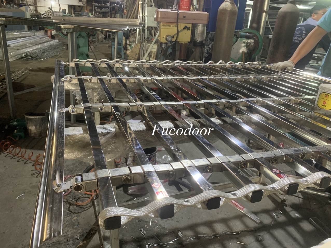 Cửa cuốn song ngang hộp 20x20 INOX 201