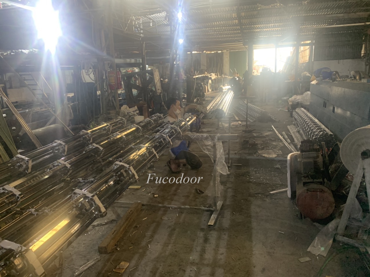 cửa cuốn khớp thoáng song vuông