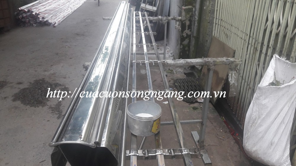 cửa cuốn song ngang ống vuông inox