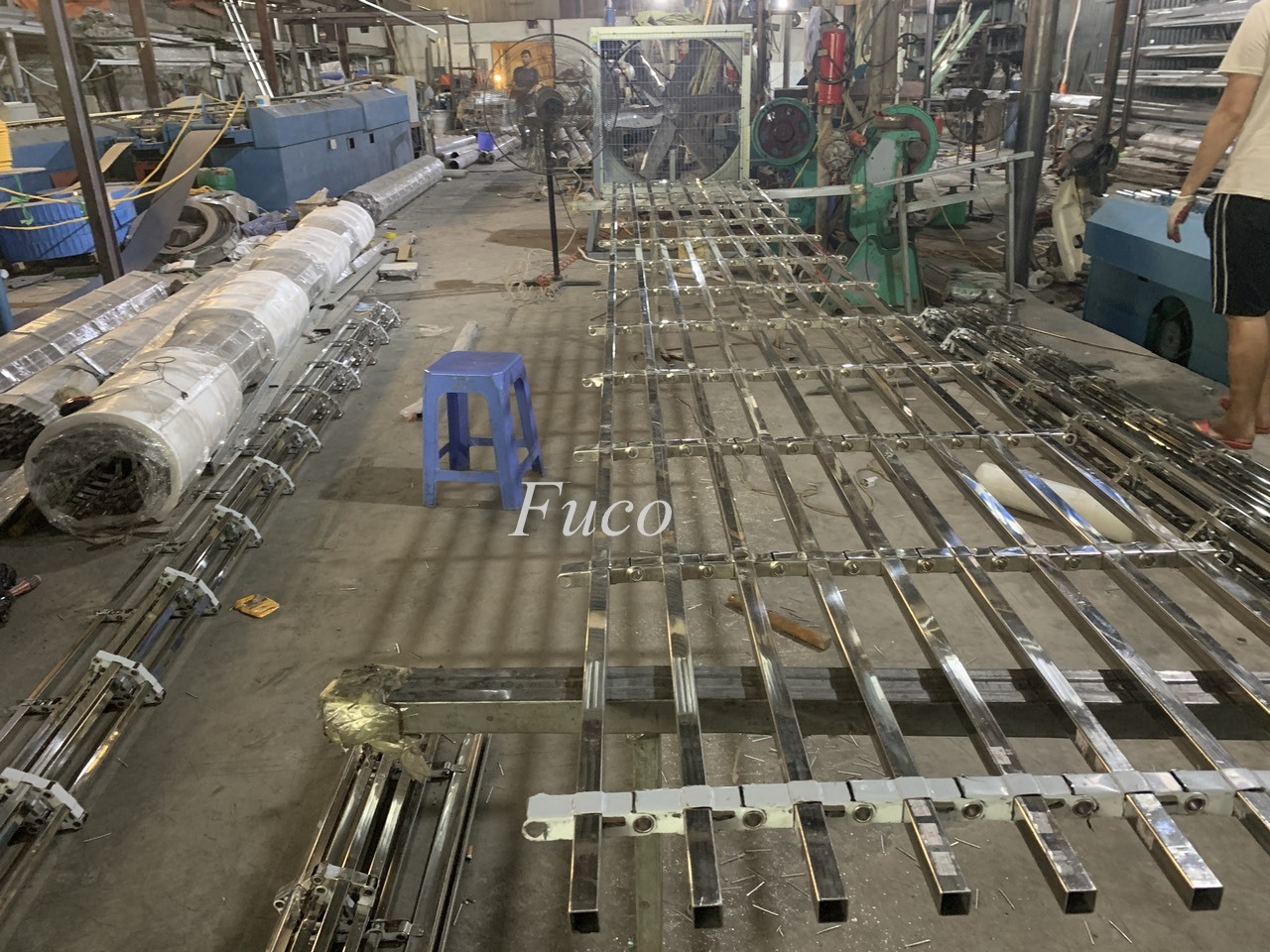 Cửa cuốn song ngang hộp 20x20 INOX 304, sản xuất cửa cuốn song ngang