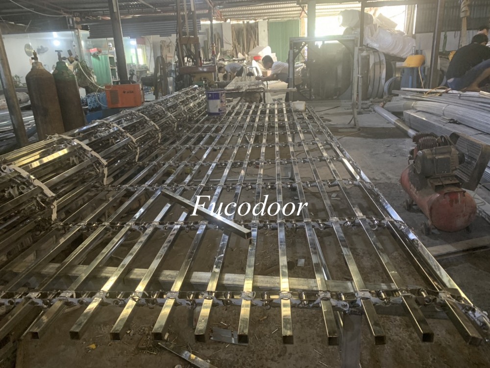 Cửa cuốn song ngang INOX 304, độ dầy 0.6 ly, hộp vuông 20×20